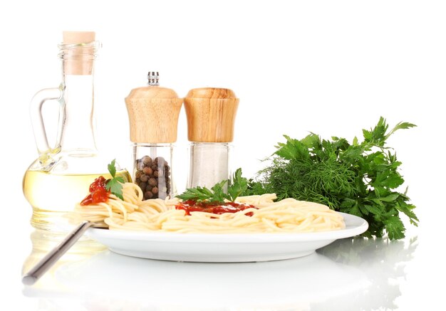 Farfurie cu paste și sos proaspăt